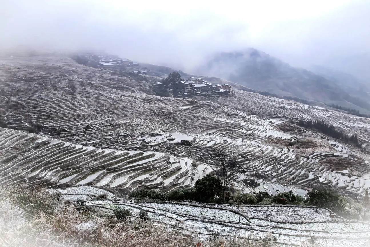 山谷间偶有炊烟升起，冬风清冽，梯田沉睡，静待来年