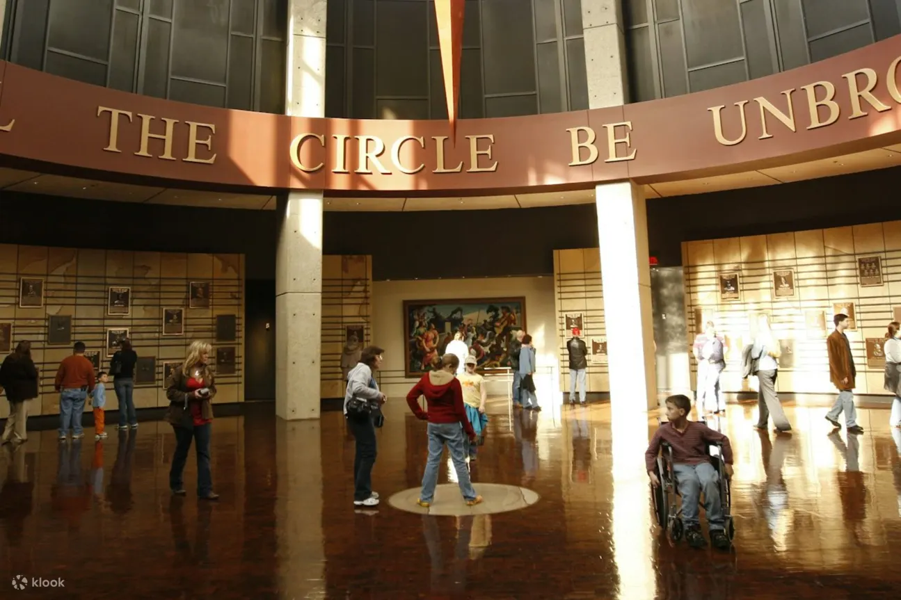 参观“Will the Circle Be Unbroken”大厅，深入了解乡村音乐的永恒传统