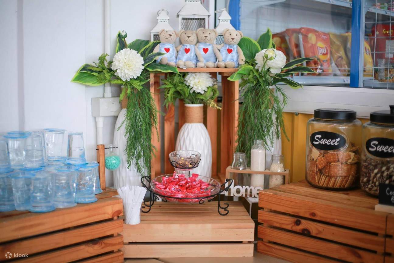 Thưởng thức một vài món ăn nhẹ tại bến tàu