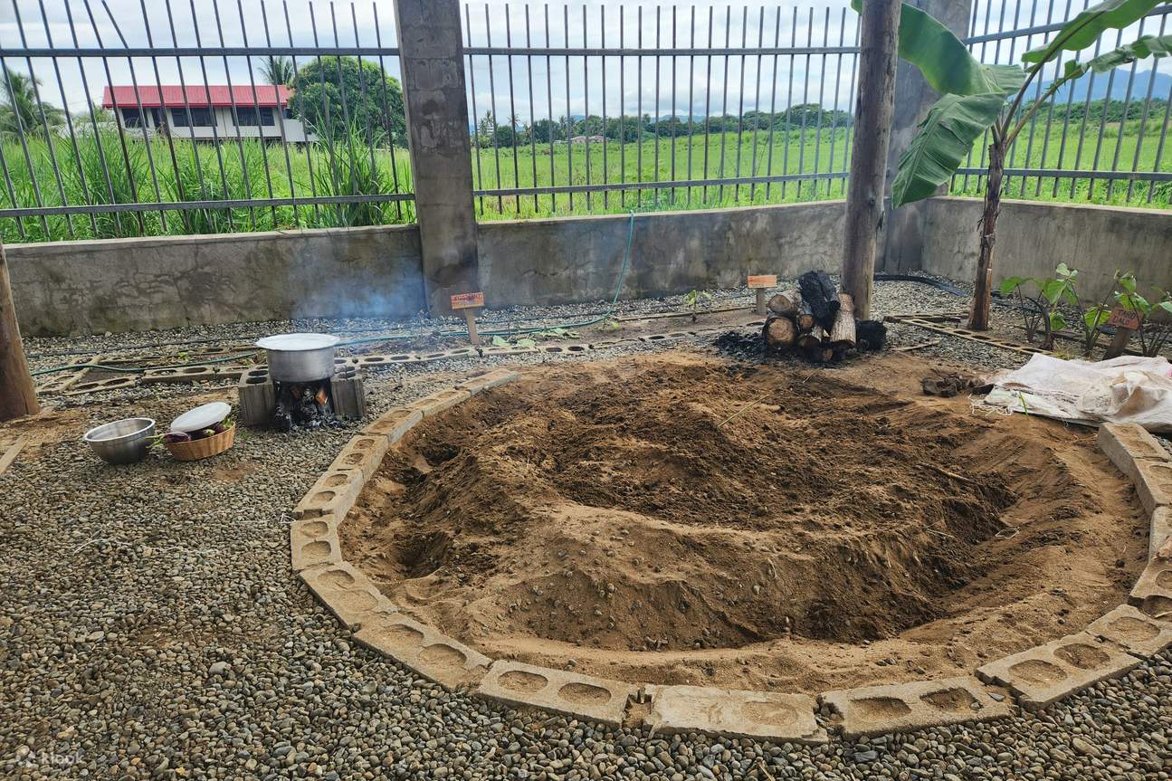 地中で調理されるロヴォ料理の香りをお楽しみください