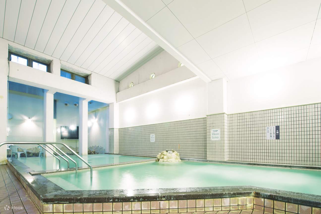 在擁有京都琉璃溪溫泉的露天浴池、瀑布溫泉浴場、桑拿浴的八德區，您可以穿著泳衣放鬆身心。