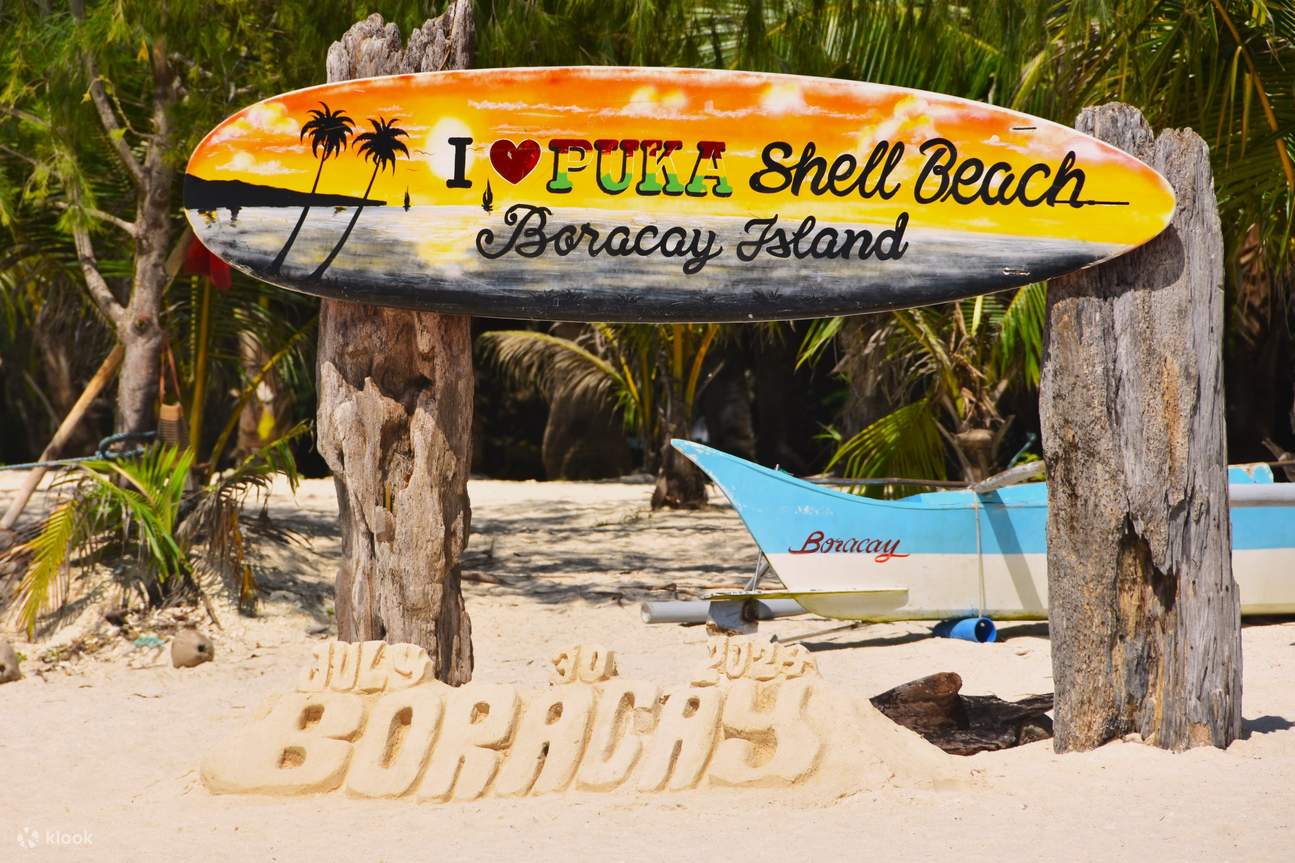 冲浪板上写着“I love Puka Shell Beach 长滩岛”