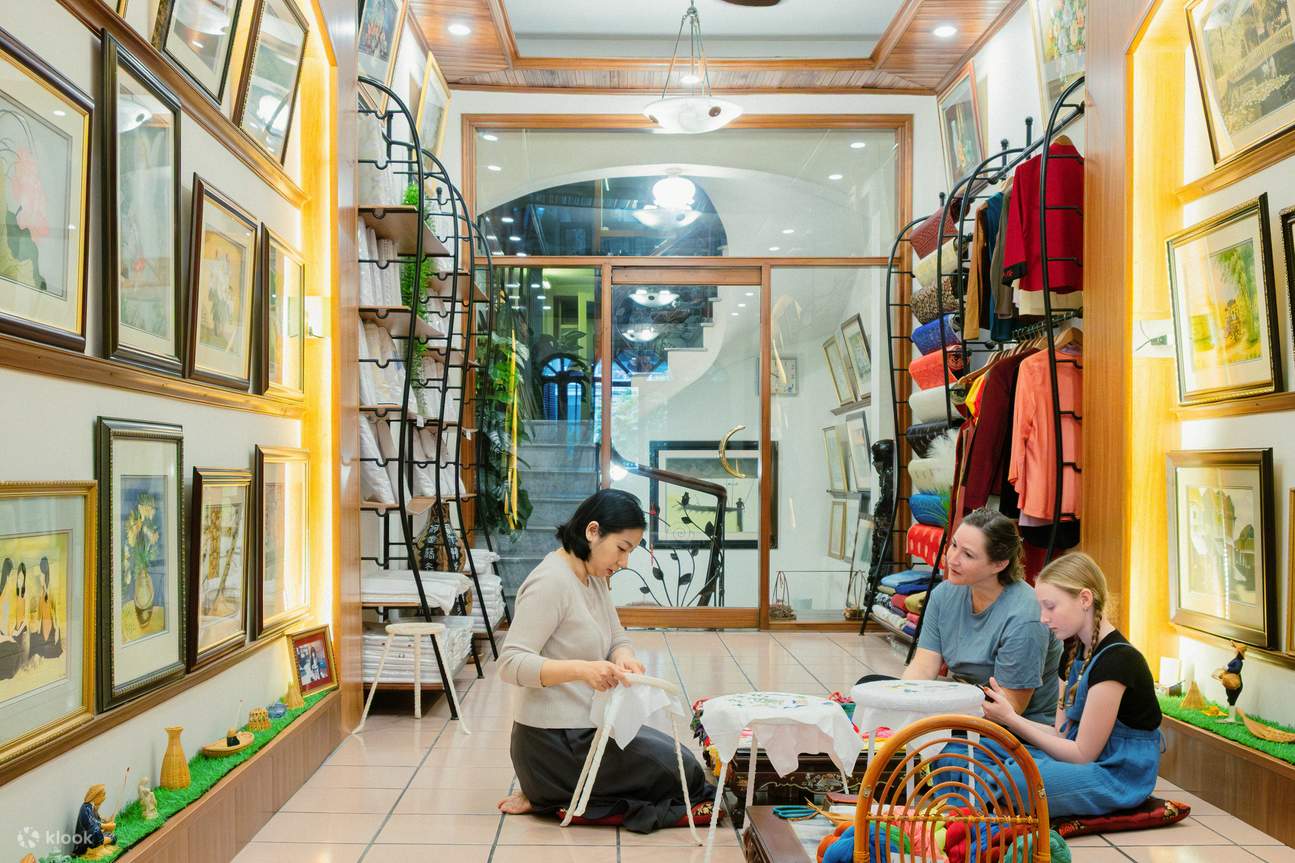 Di sản Hà Nội: Xưởng thêu trong nhà truyền thống