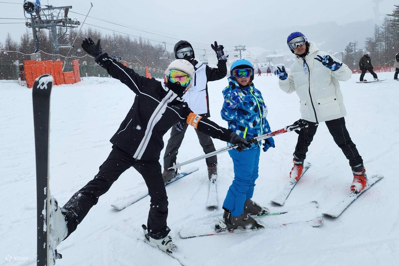 Empat orang bermain ski menuruni lereng bersalju, menikmati cuaca musim dingin dan meluncur dengan mudah menggunakan ski