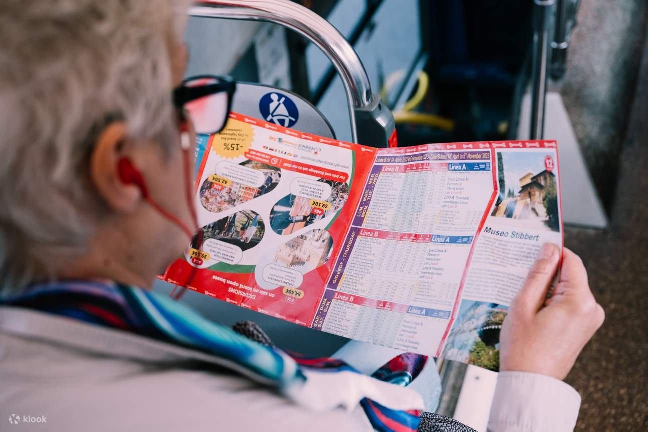 シティ観光バスのパンフレットを読む女性