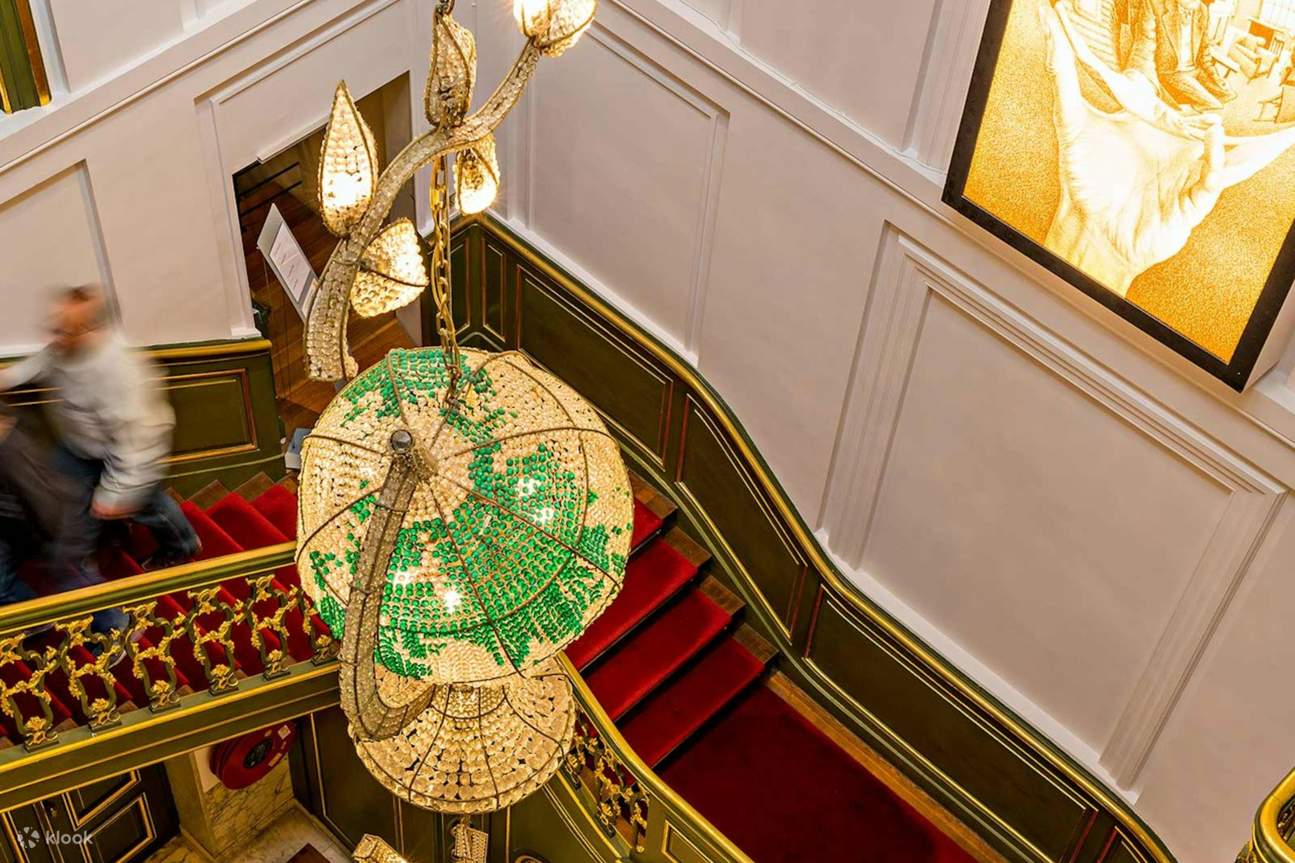 Khám phá những cầu thang uốn lượn đầy ảo giác của Escher, nơi thách thức mọi logic và bóp méo nhận thức