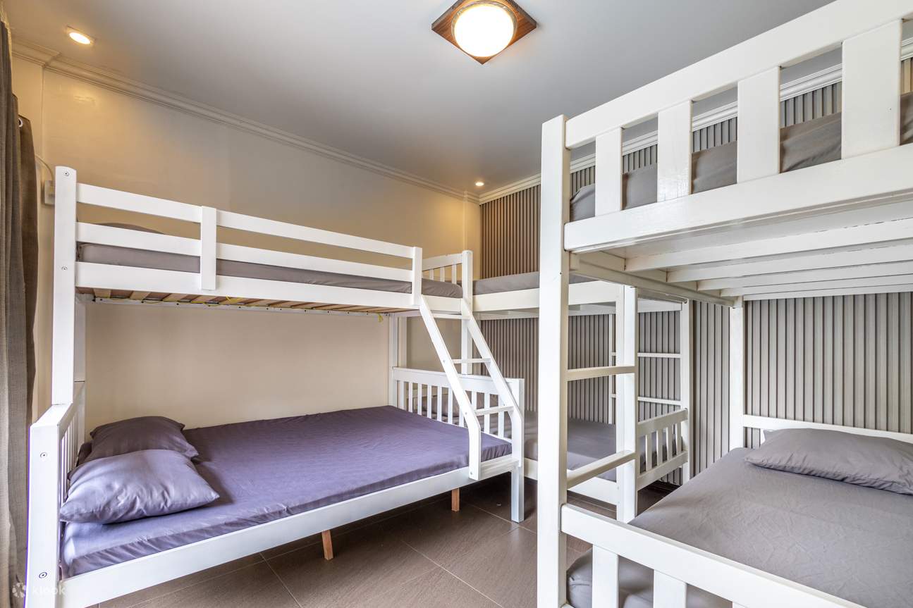 卧室里的三张白色双层床