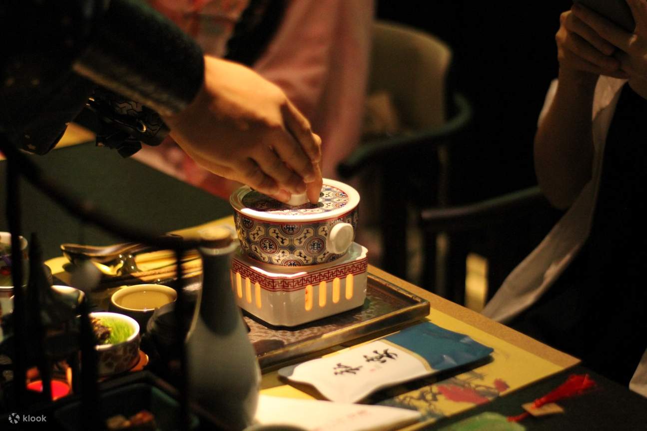 맛, 아름다운 경치, 아름다운 공연, 아름다운 의상이 한데 어우러진 연회는 더 이상 단순한 식사가 아니라 소중히 간직할 가치가 있는 몰입형 문화 체험입니다.