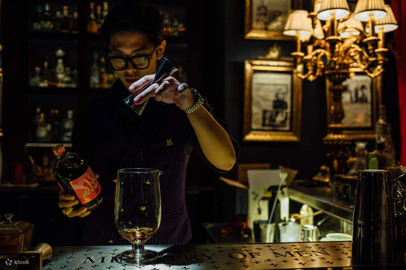 Pengalaman Mencicipi Minuman Keras Kerajinan di Hanoi