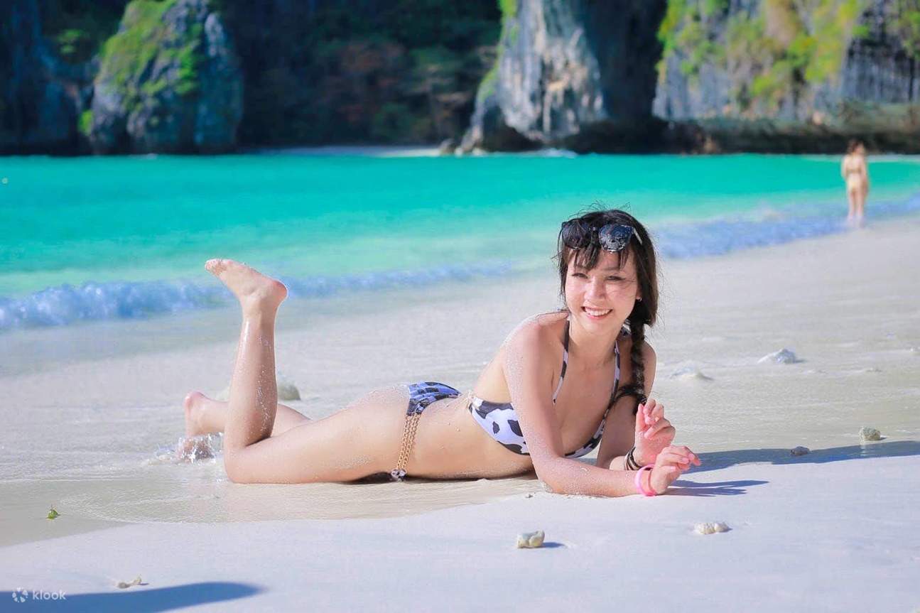 Đắm mình dưới làn nước trong vắt chỉ đến mắt cá chân tại The Beach