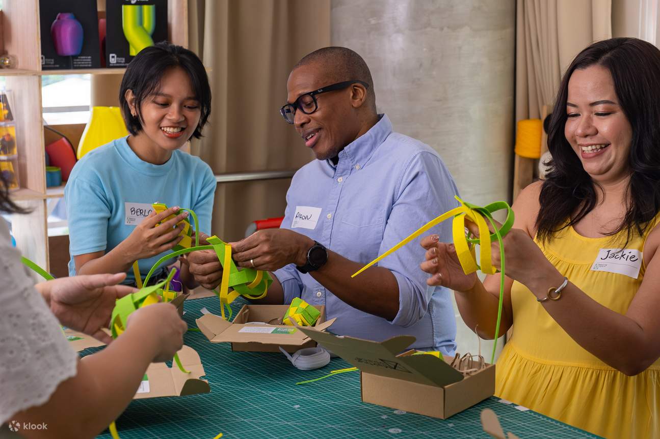 Tissage de puso en groupe dans un atelier