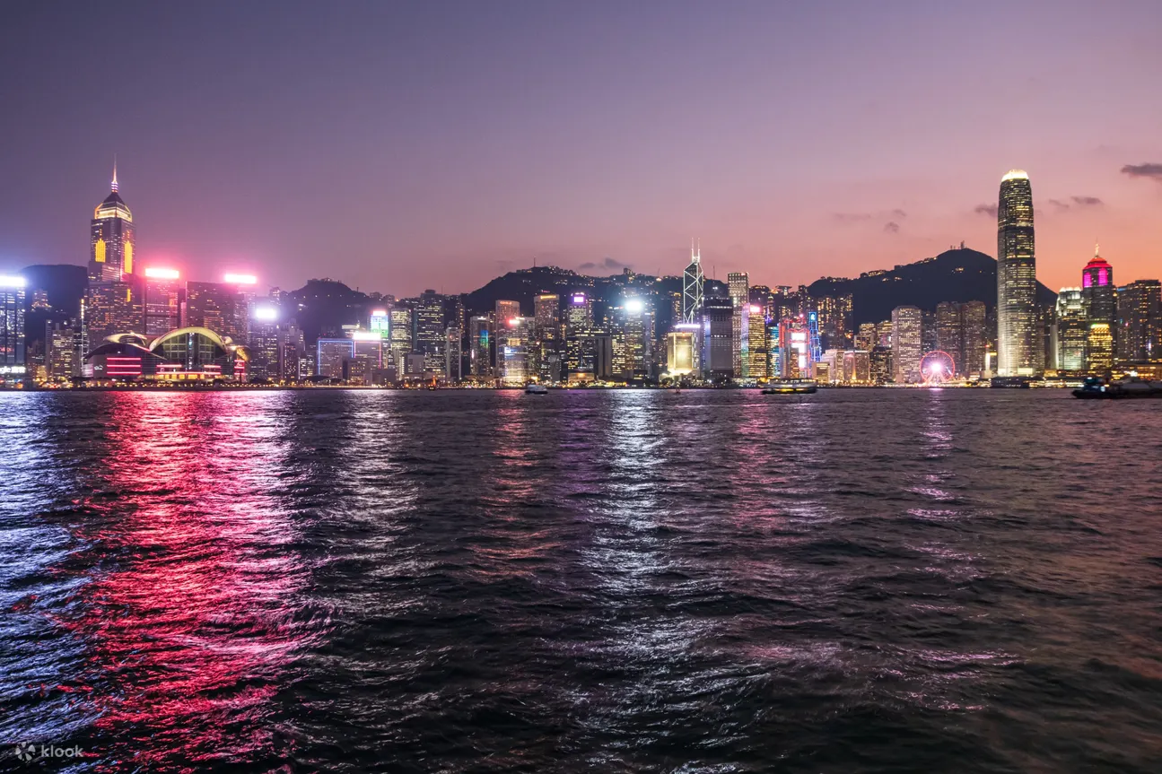 【香港—维多利亚港】当夜幕降临，乘坐游船穿梭其间，维多利亚港化身为一片璀璨的海洋