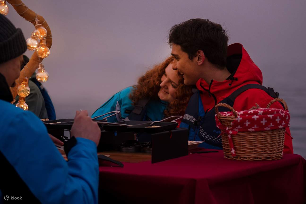 Accogliente cena a base di raclette in rafting sul lago di Brienz da ...