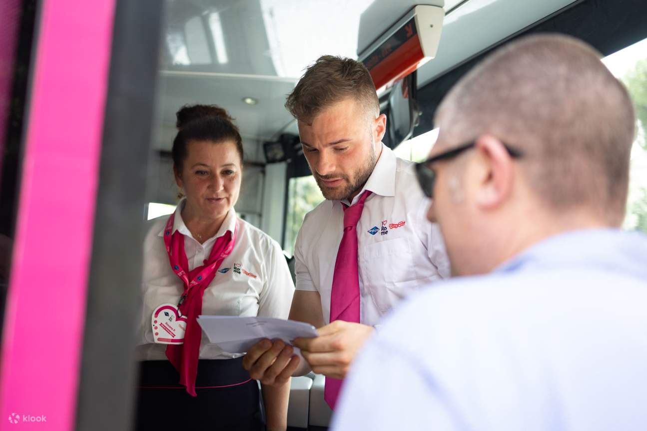 Trải nghiệm sự hiếu khách nồng hậu từ đội ngũ nhân viên thân thiện trong suốt hành trình của bạn