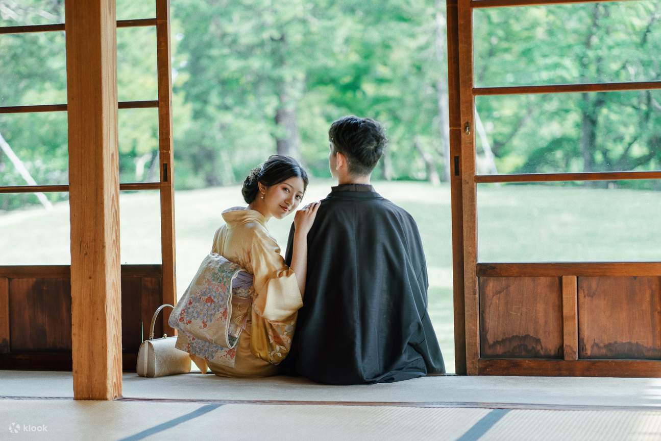 一對情侶穿著和服走在街上