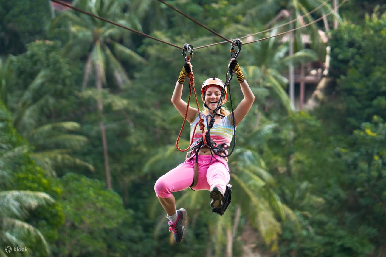 Una mujer disfrutando de una experiencia de tirolesa