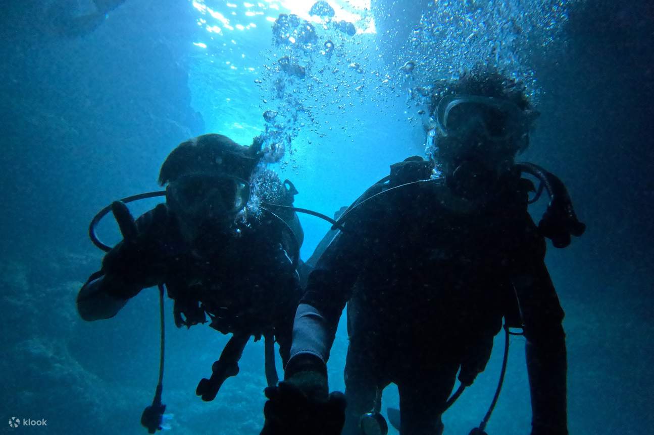 Cahaya biru mempesona Gua Biru membuat orang sangat terpesona
