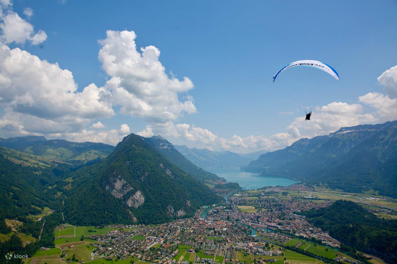 翱翔在因特拉肯 (Interlaken) 上空