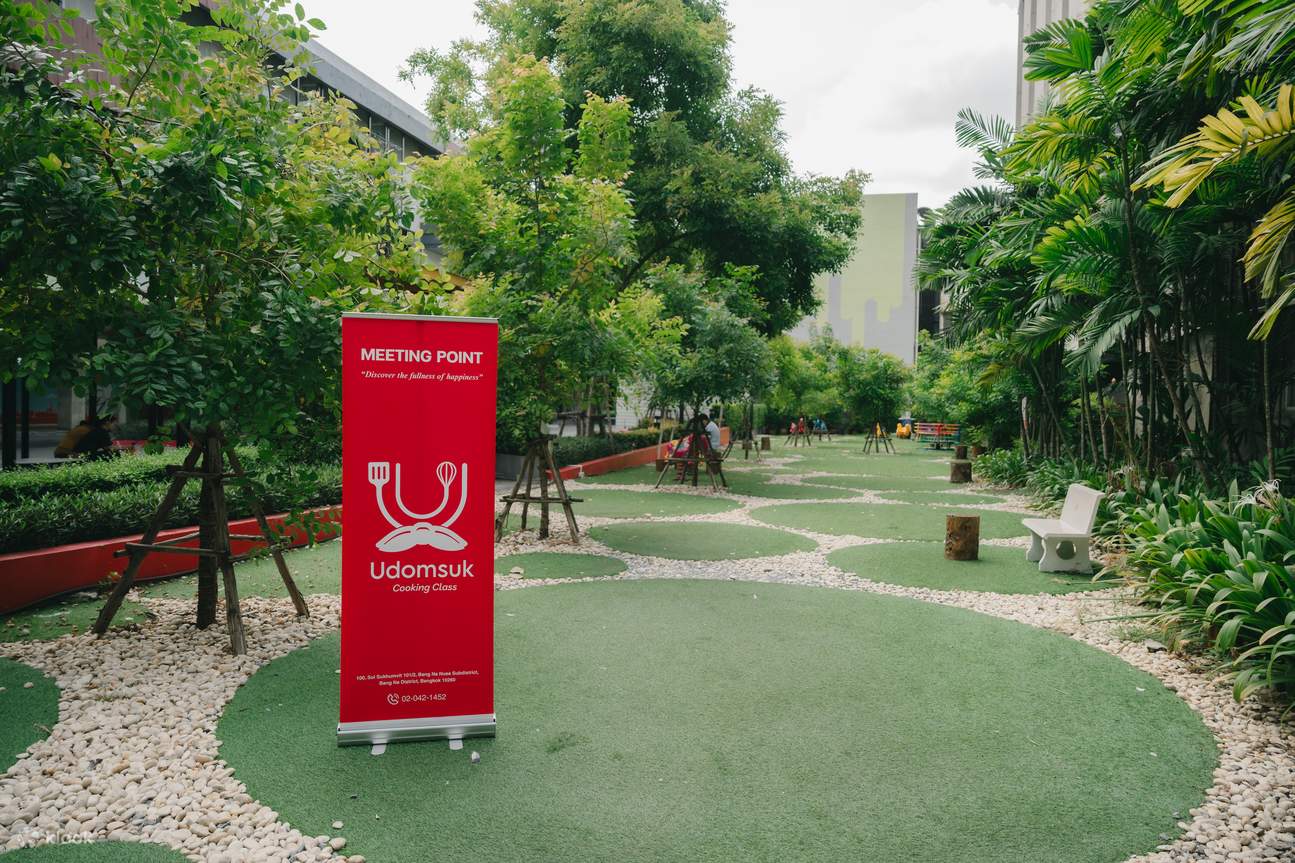 Udomsuk (อุดมสุข) 在泰語中解作「幸福滿溢」。