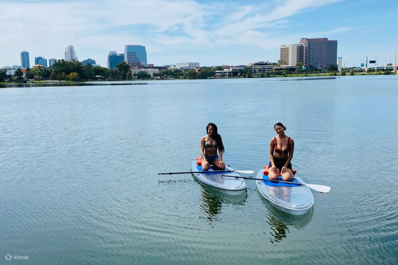 Paddleboarding menawarkan cara yang tenang untuk menikmati ketenangan sistem tasik bersejarah