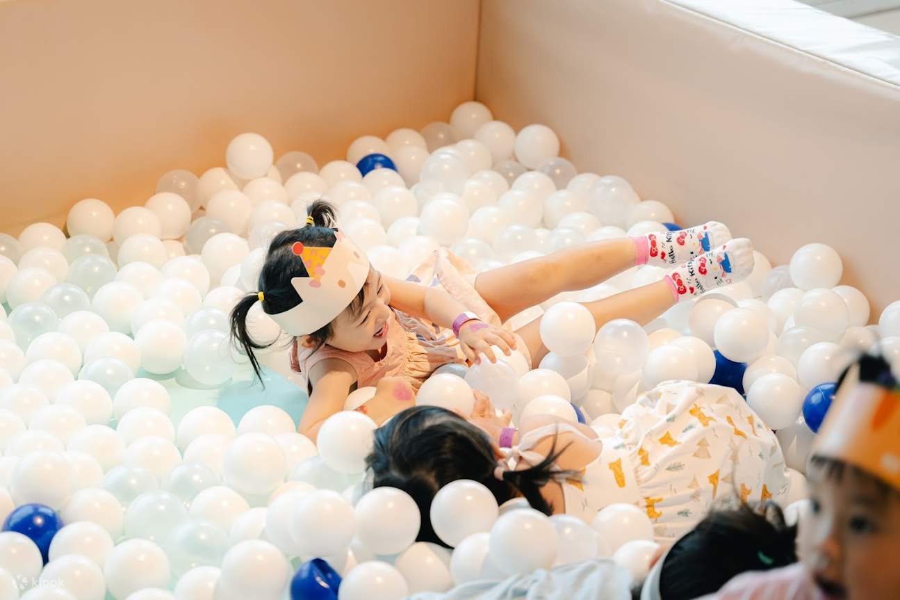 bambino nella piscina di palline