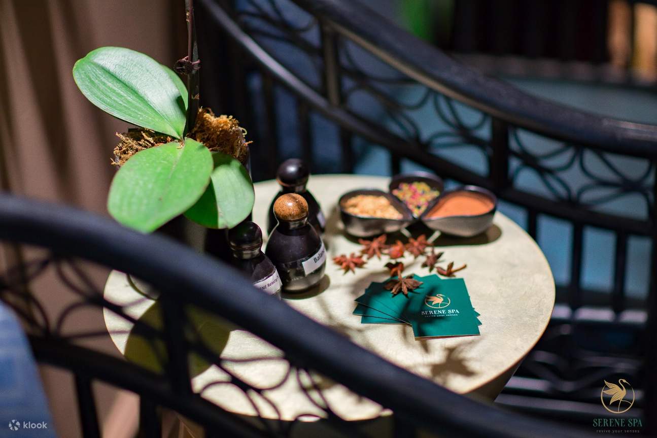 寧靜水療中心的草藥和精油