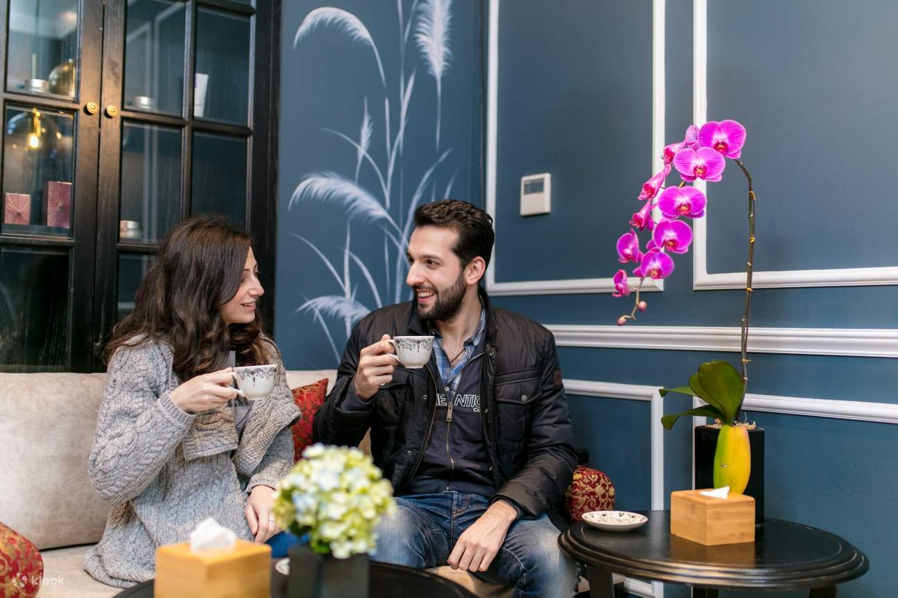 dos invitados disfrutan del té posterior al tratamiento