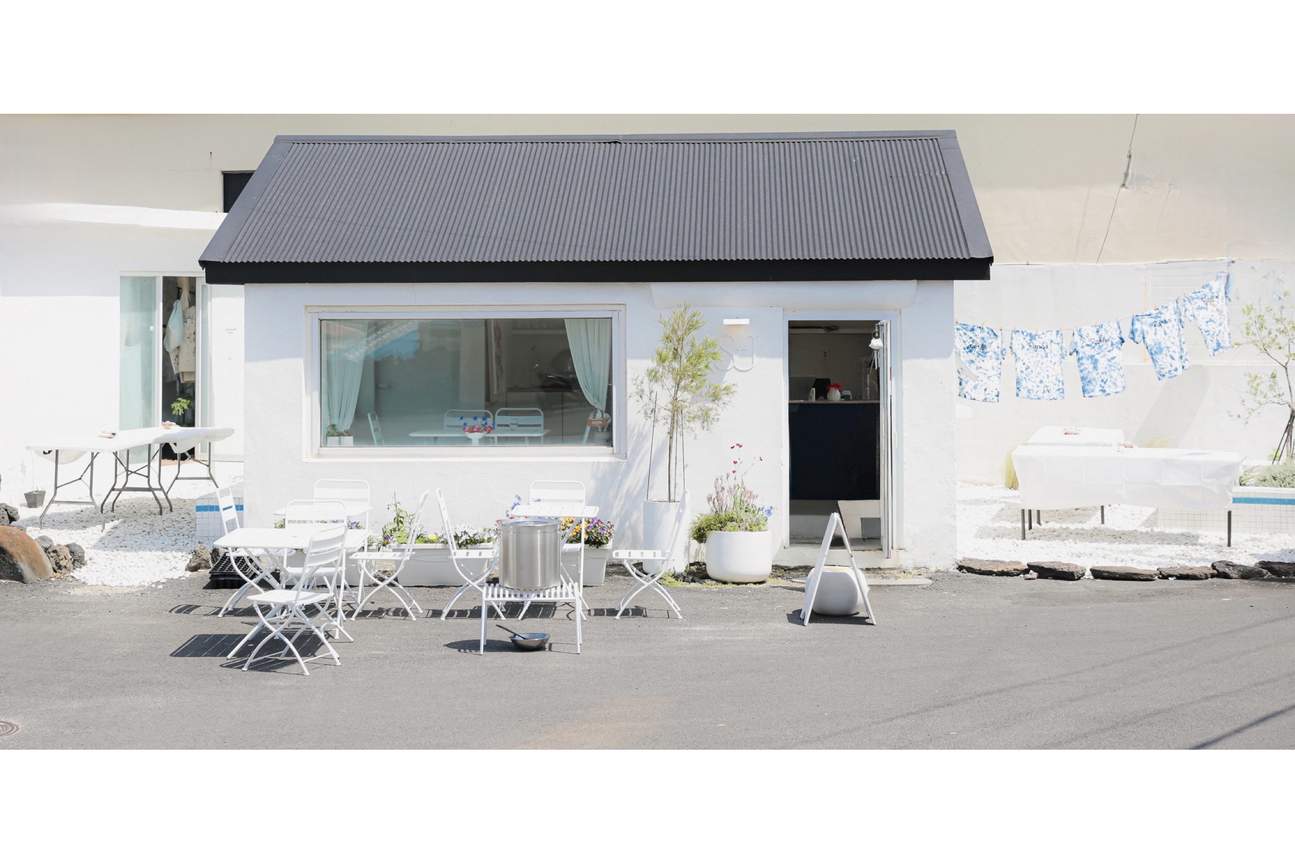 아름답고 화창한 공간입니다. '제주의 풍경'만의 정원으로 꾸며져 있으며, 완성된 작품을 오른쪽에 있는 건조대에 걸어두고 사진을 찍을 수 있습니다.