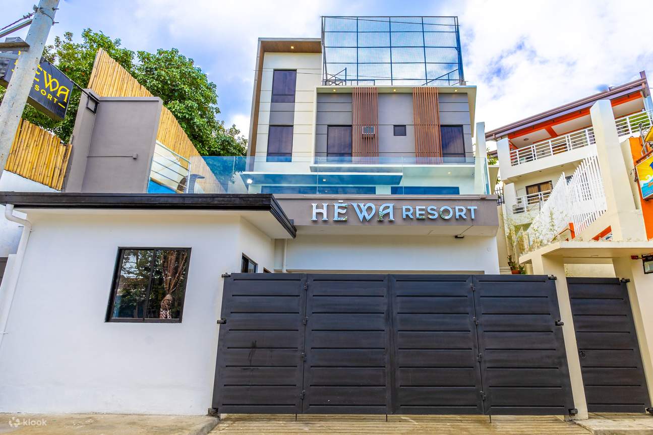 리조트 이름이 적힌 간판이 있는 Hewa Resort의 외관