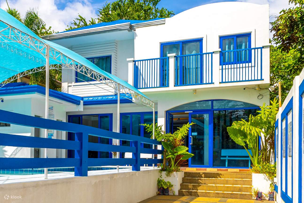 一棟迷人的藍白色房子，散發著寧靜和優雅的氣息