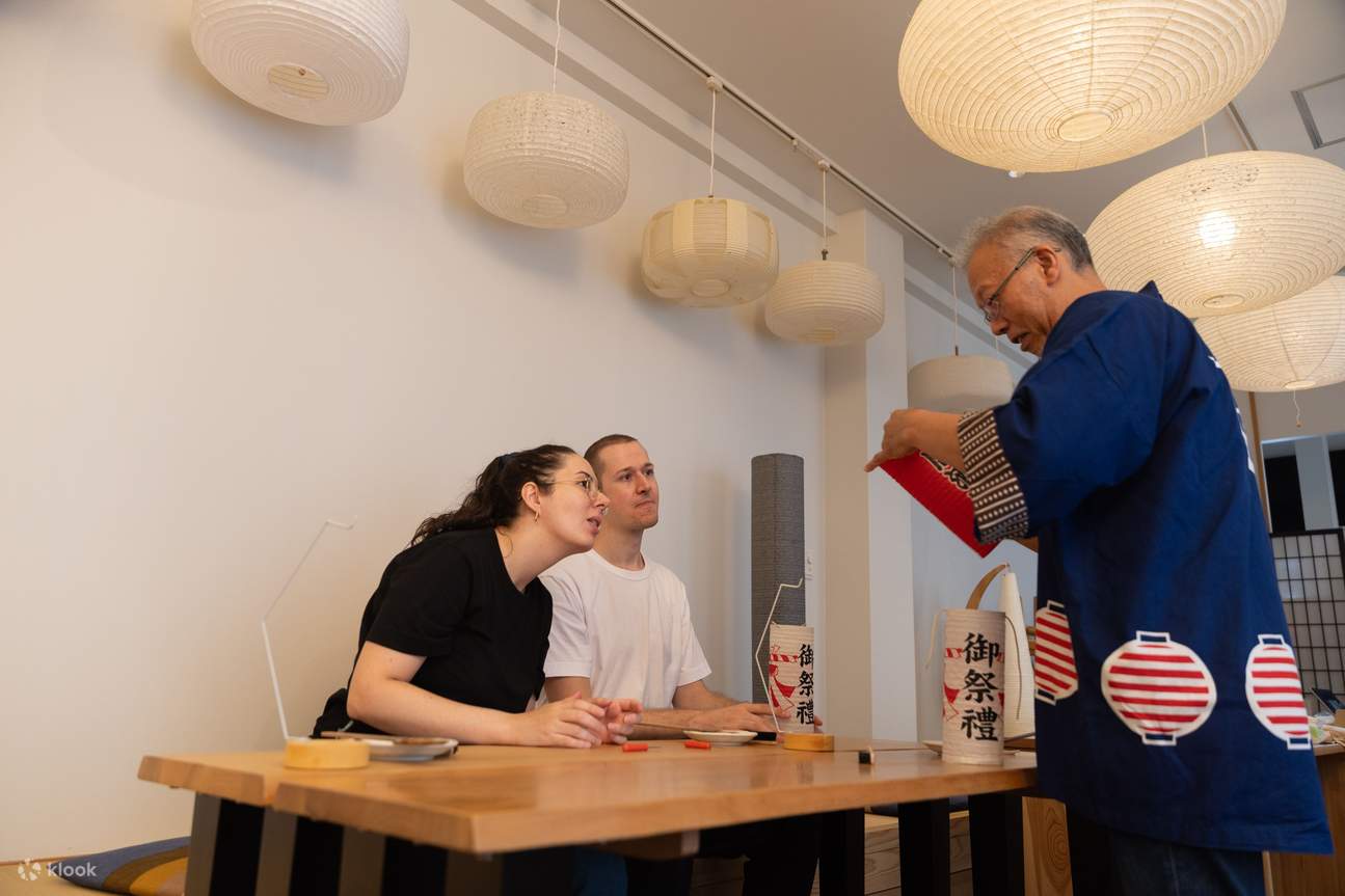 La pieza terminada se puede plegar para facilitar su transporte, lo que la convierte en un recuerdo memorable y práctico de su viaje.