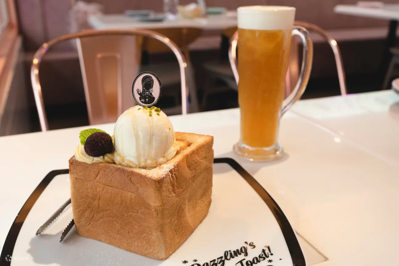 Dazzling Classic Honey Toast at Dazzling Cafe Badass Babes Club at Zhongxiao Dunhua Station