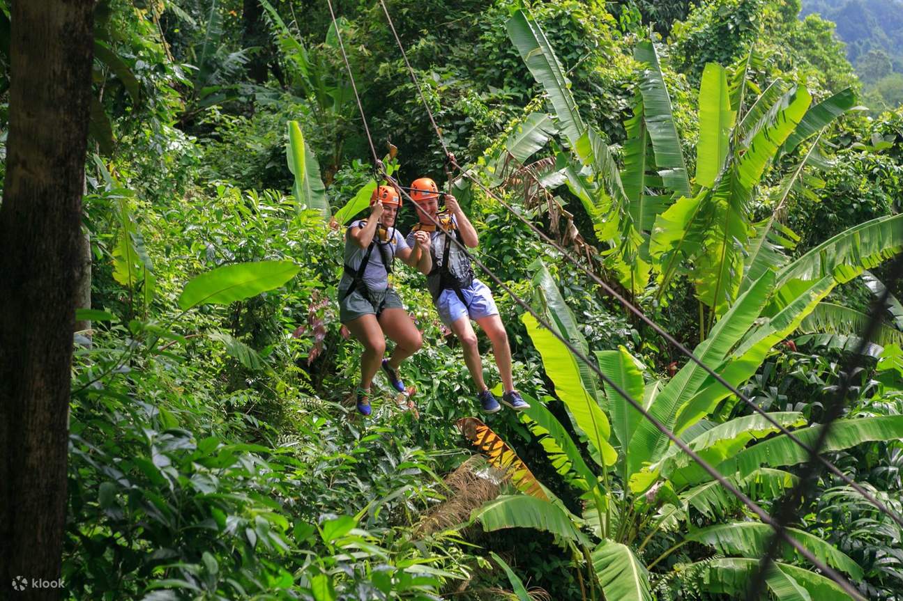 与您的伙伴一起滑索普吉岛