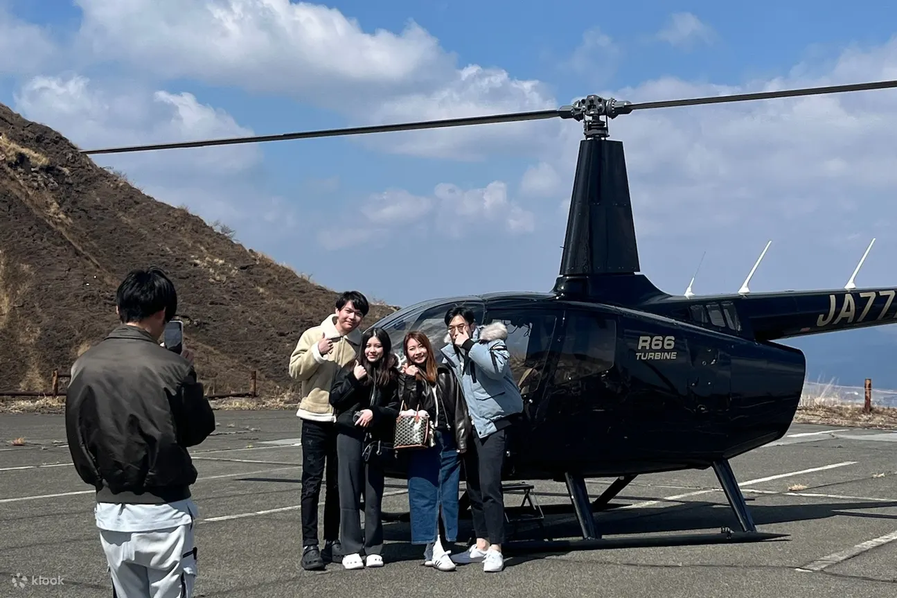 乘坐直升机飞越阿苏火山