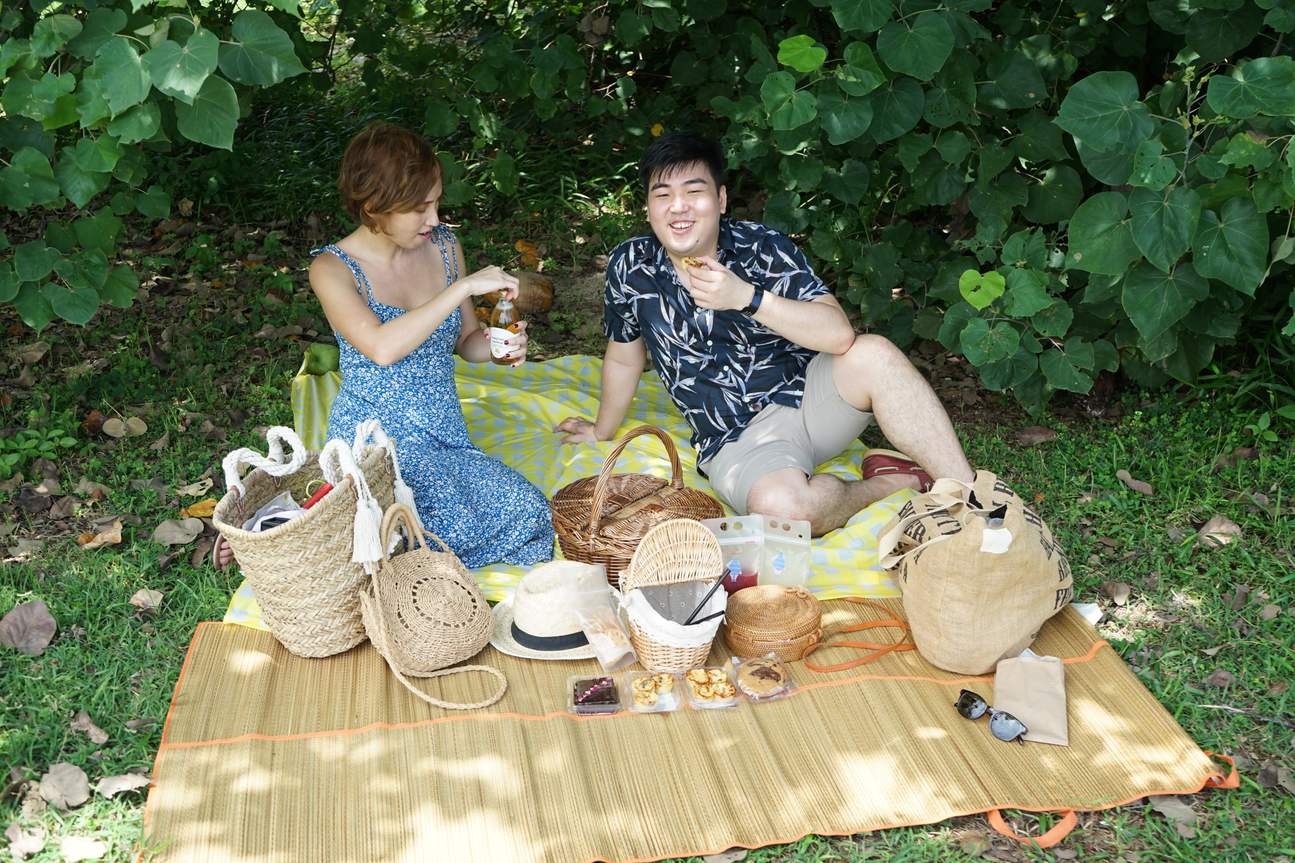 couple pique-niquant