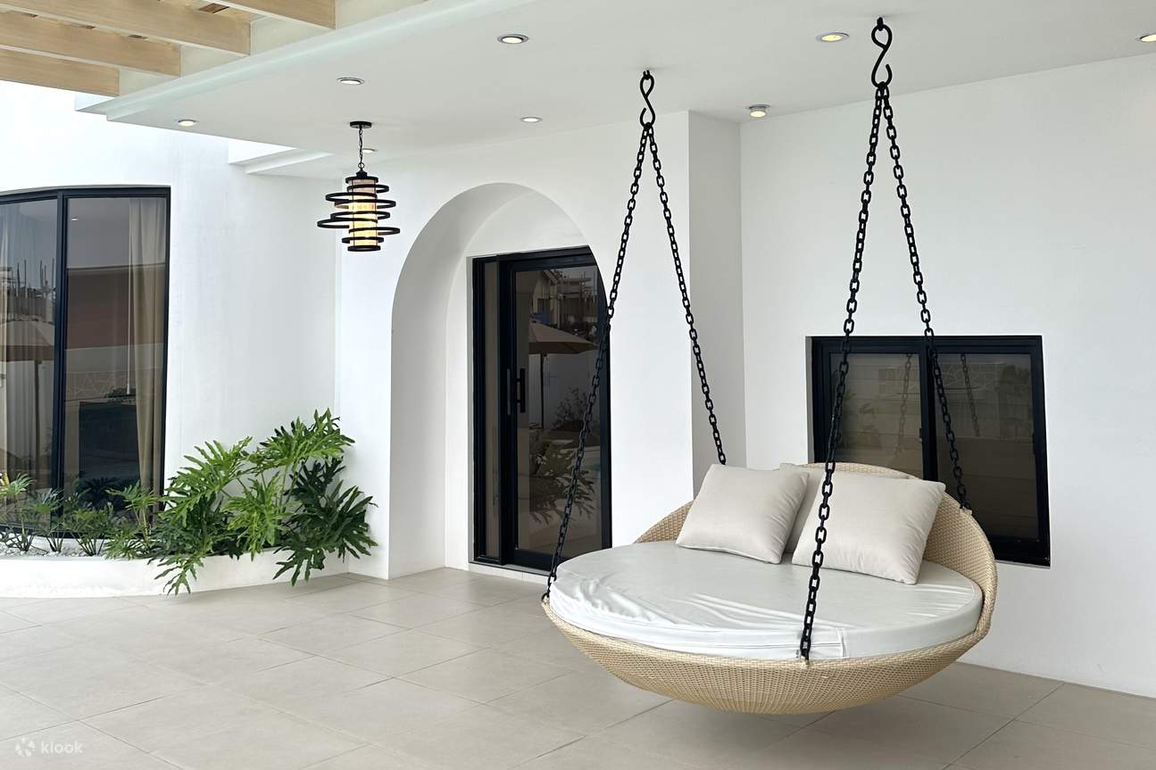 bahagian depan vila dengan buaian tempat duduk hammock