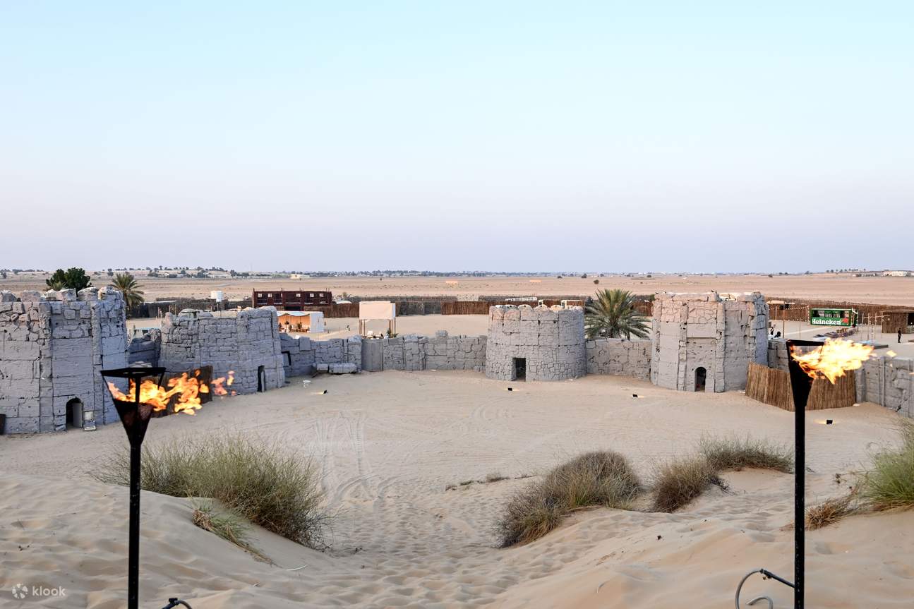 Pengalaman Makan Malam di Gurun di Fort Lisaili