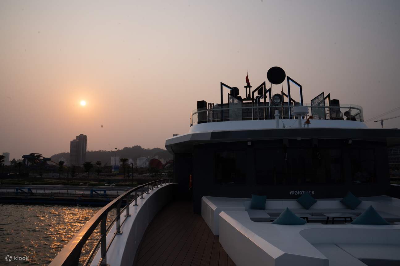 Ngắm hoàng hôn trên du thuyền