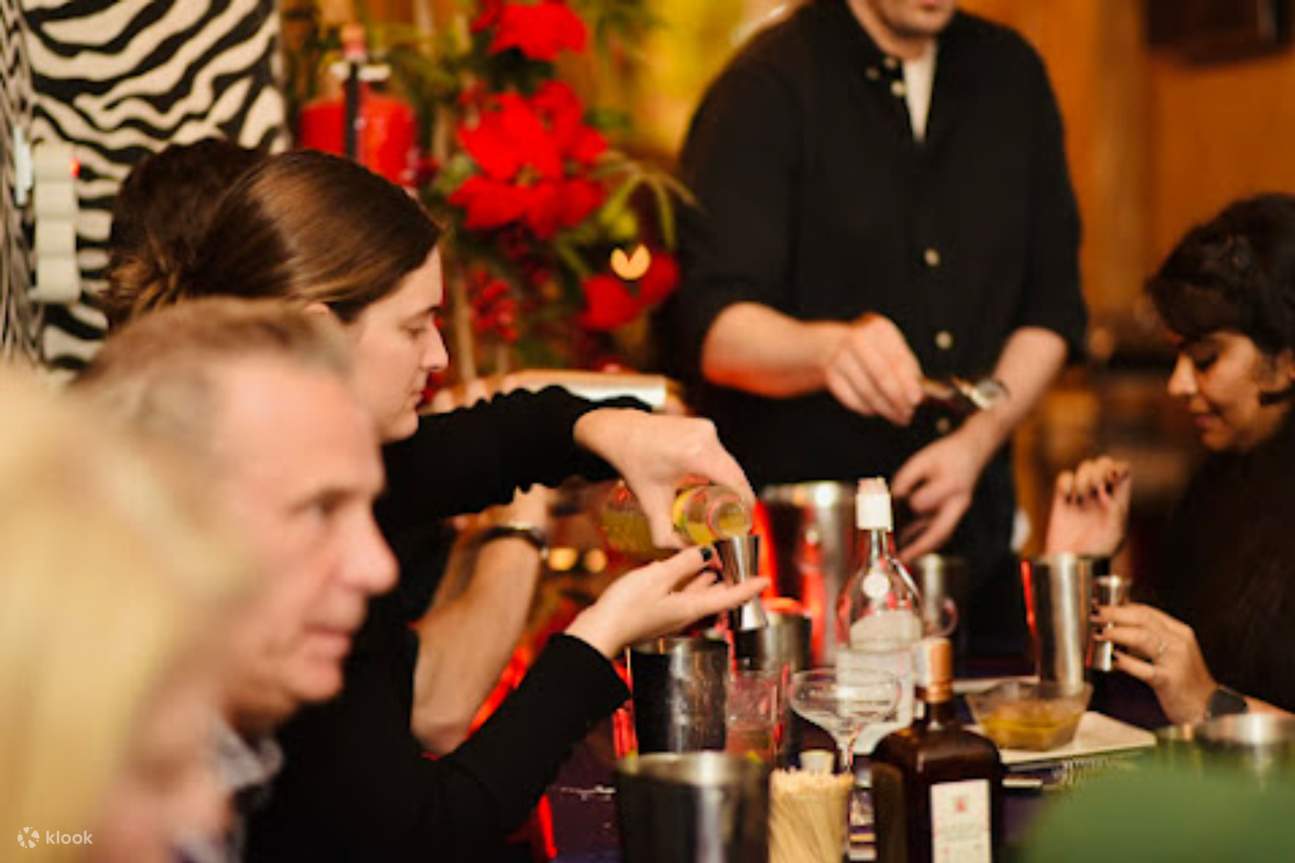 Frischen Sie Ihre Fähigkeiten auf. Entdecken Sie die Kunst der Cocktails und genießen Sie es!