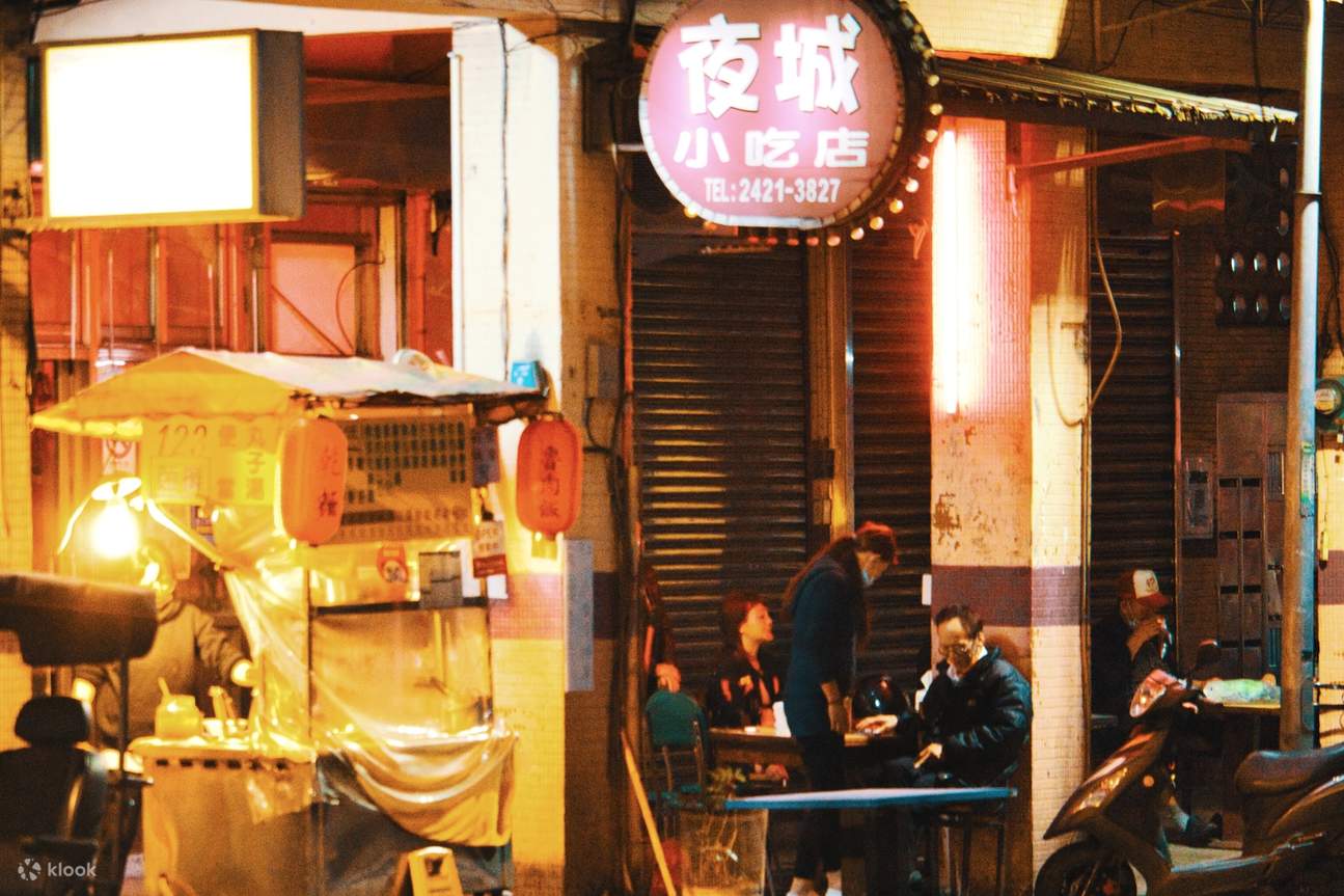 Bạn đã từng nghe những bài hát xưa cũ nào trong quán trà này chưa?