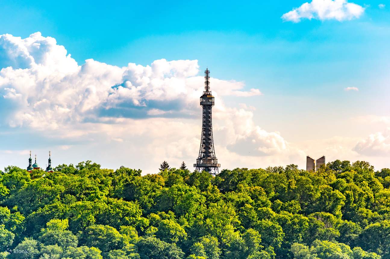 Terokai Menara Tinjau Petrin, yang terletak di atas Bukit Petrin di Prague