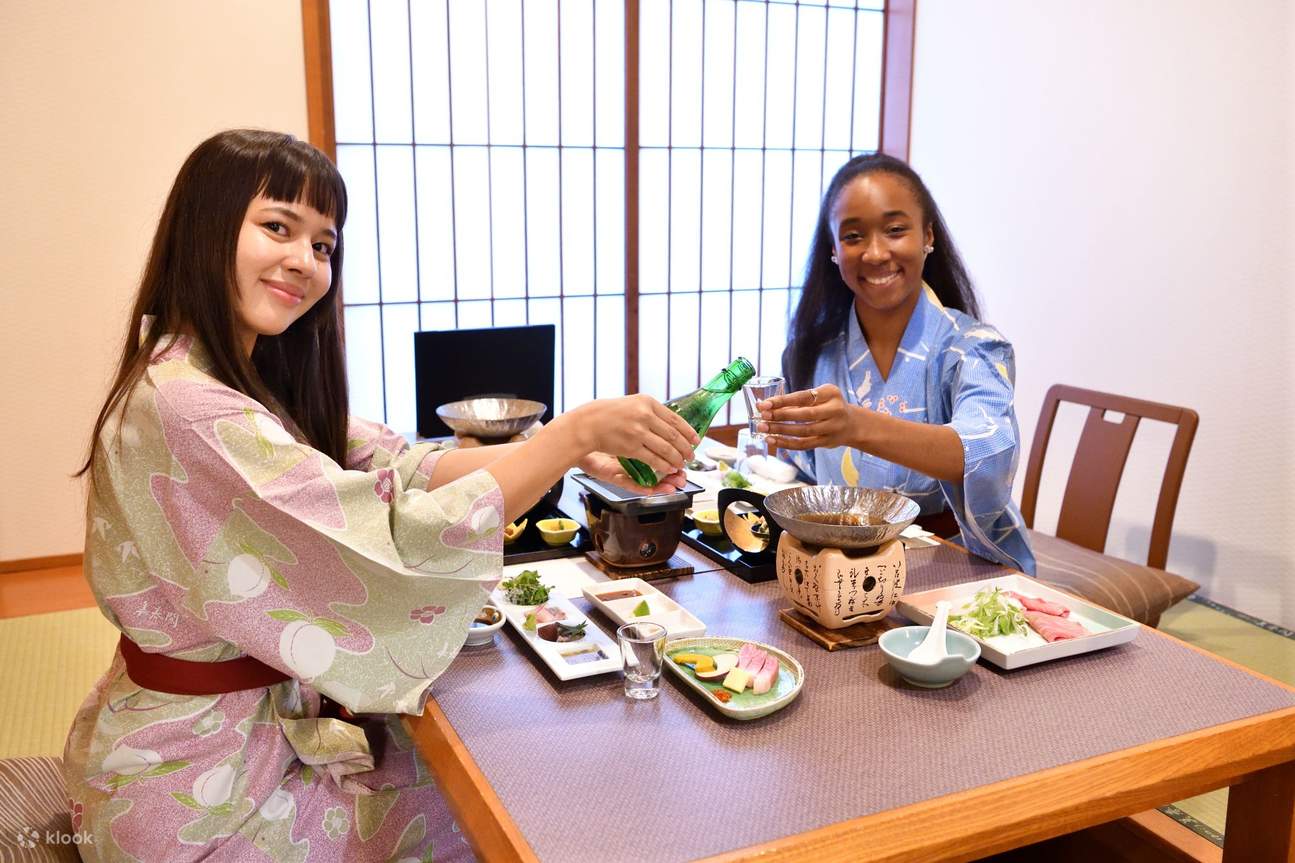Ein dreitägiger Aufenthalt mit zwei Übernachtungen im Hotel, inklusive fünf Mahlzeiten mit japanischer Küche.