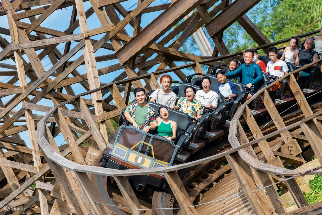 tàu lượn siêu tốc bằng gỗ tại Sun World Hon Thom