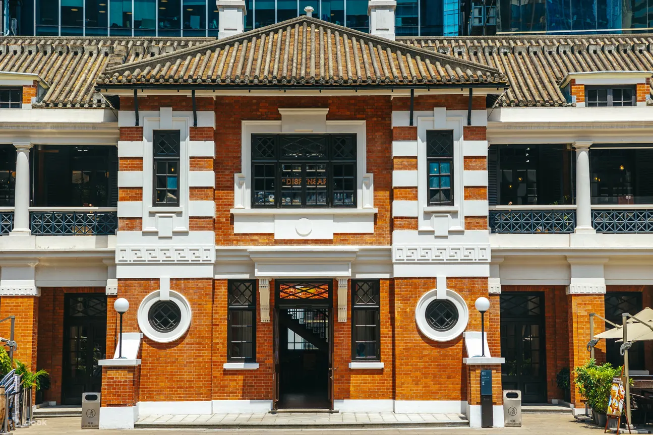 【中环】中环是香港的商业与金融中心，保留了许多历史建筑，如中环街市、立法会大楼等，这些建筑见证了香港的历史变迁