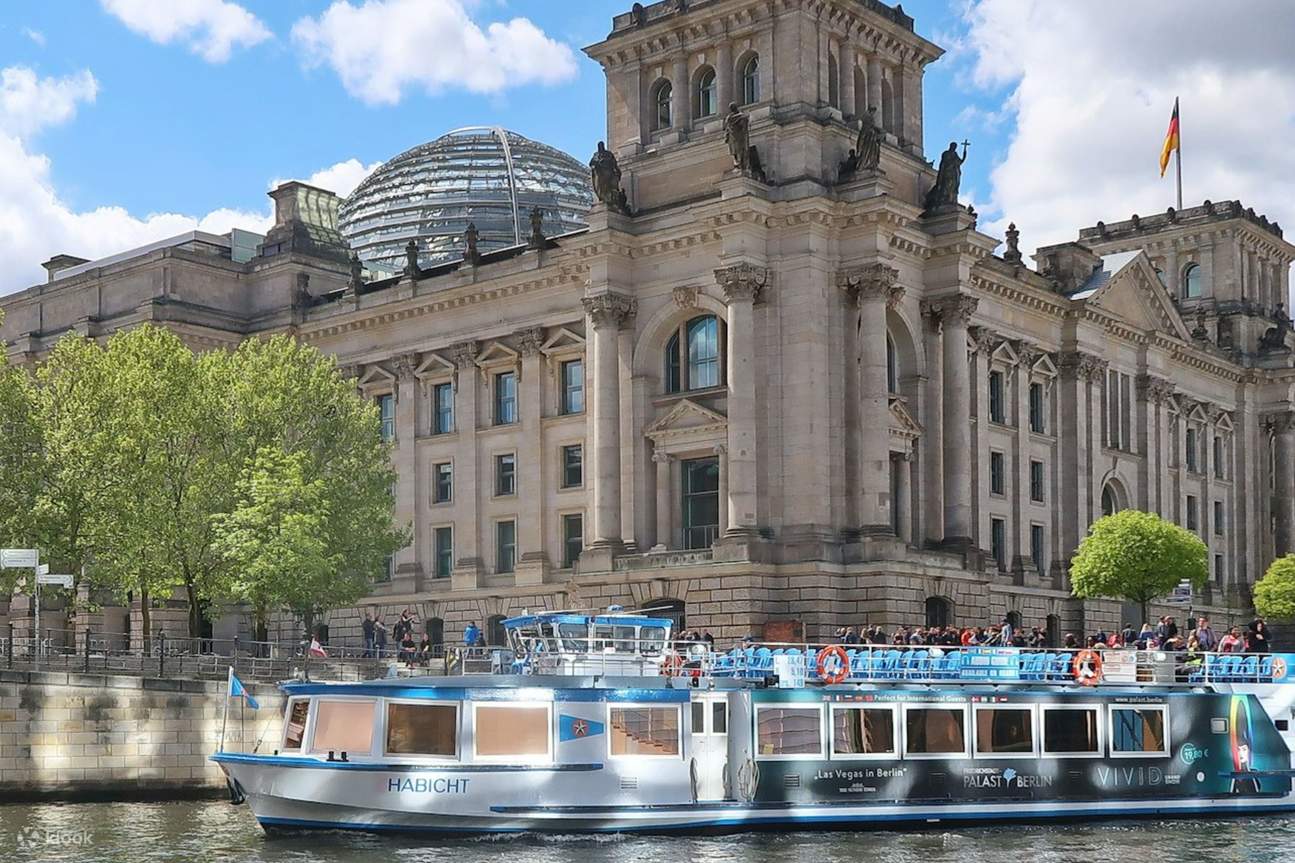 Erleben Sie Berlins berühmte Wahrzeichen, wie den Potsdamer Platz, aus der einzigartigen Perspektive der Spree.
