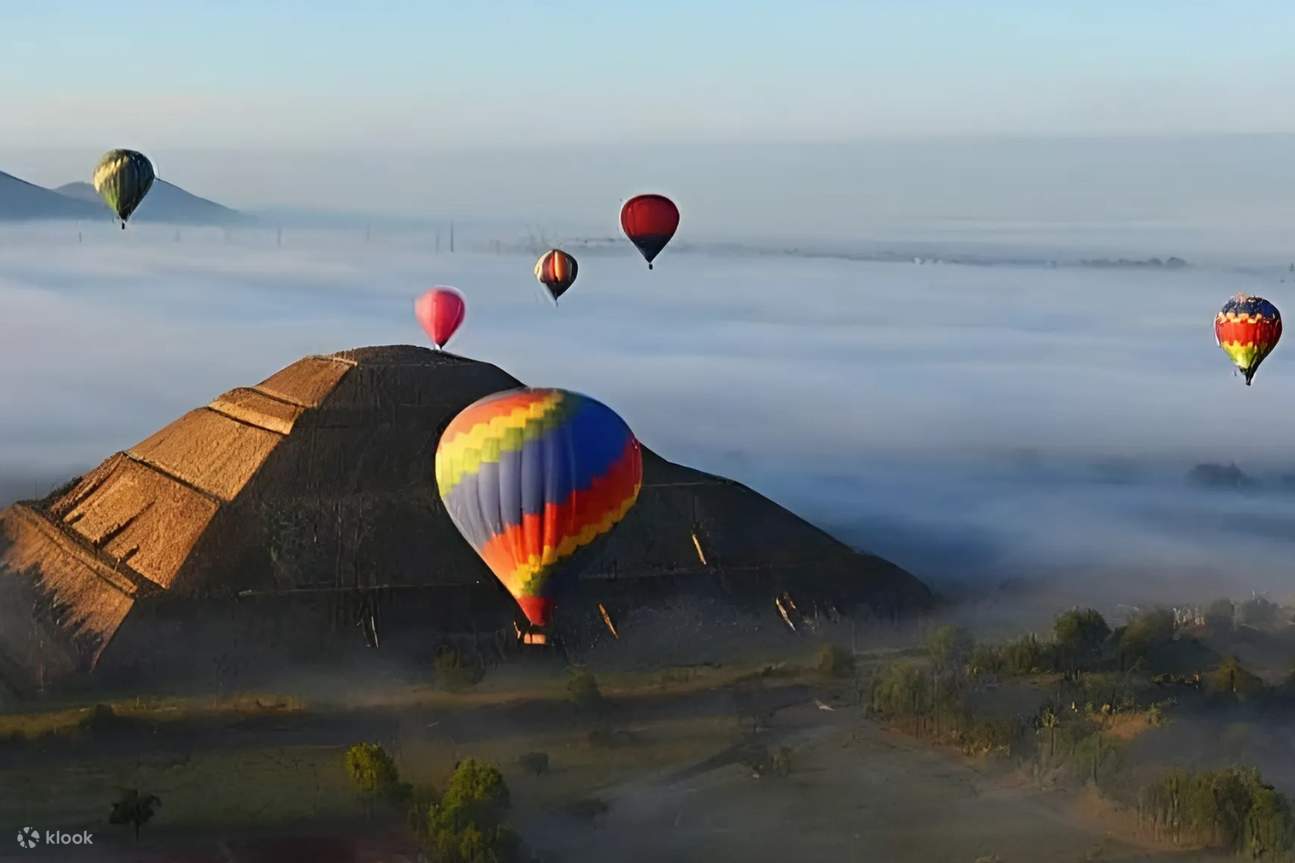 Những khinh khí cầu bay lượn duyên dáng trên Teotihuacan, mang đến khung cảnh đầy mê hoặc của khu di tích cổ kính