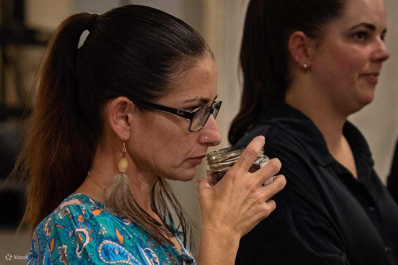 Huésped disfrutando de los aromas de la comida autóctona