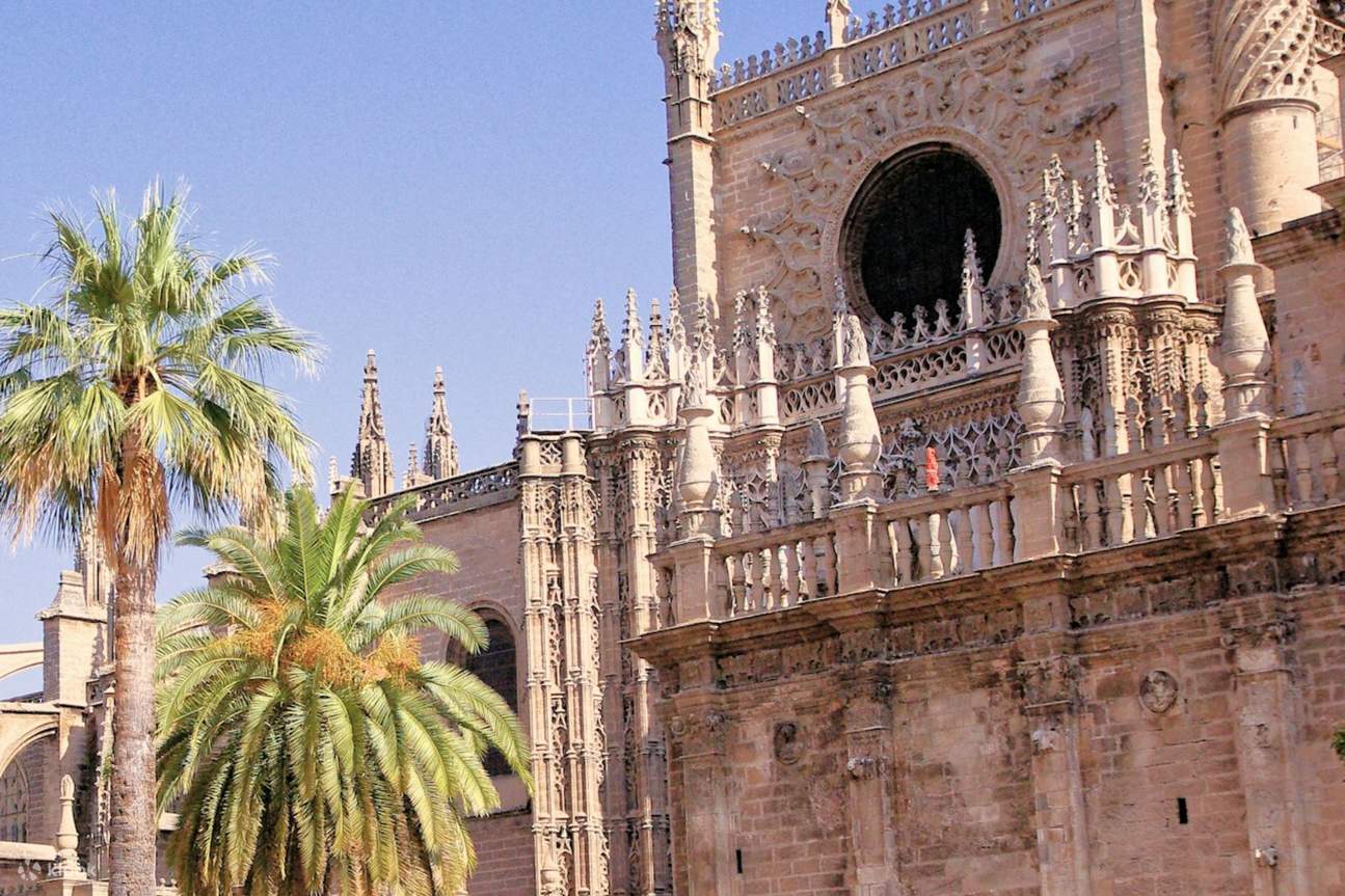 Laissez-vous impressionner par les plafonds vertigineux et les espaces intérieurs richement décorés de la cathédrale de Séville.