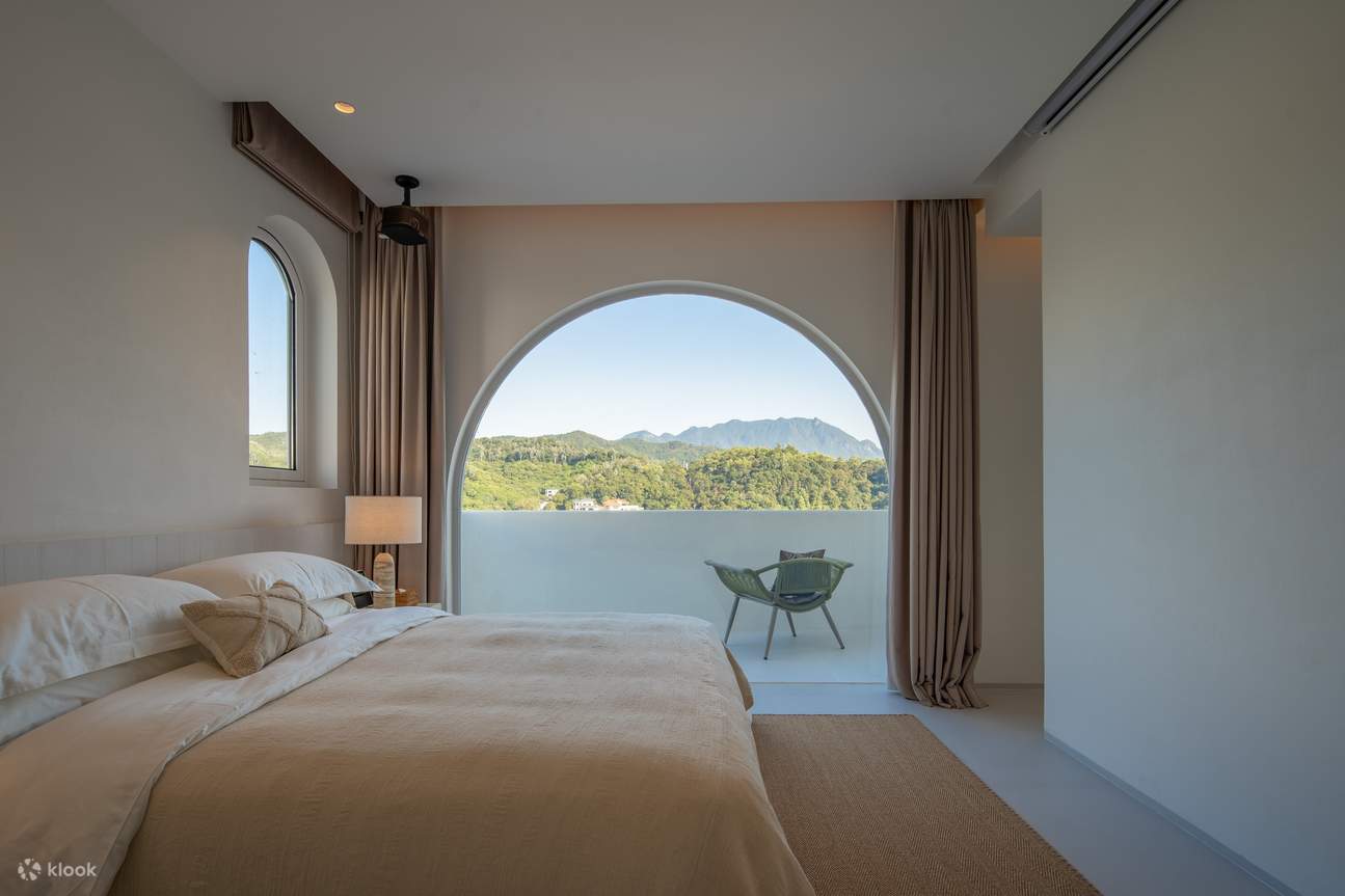 Chambre Lit Queen-Size avec Balcon et Piscine à Bulles, Bâtiment K·K305, Vue Latérale sur Mer