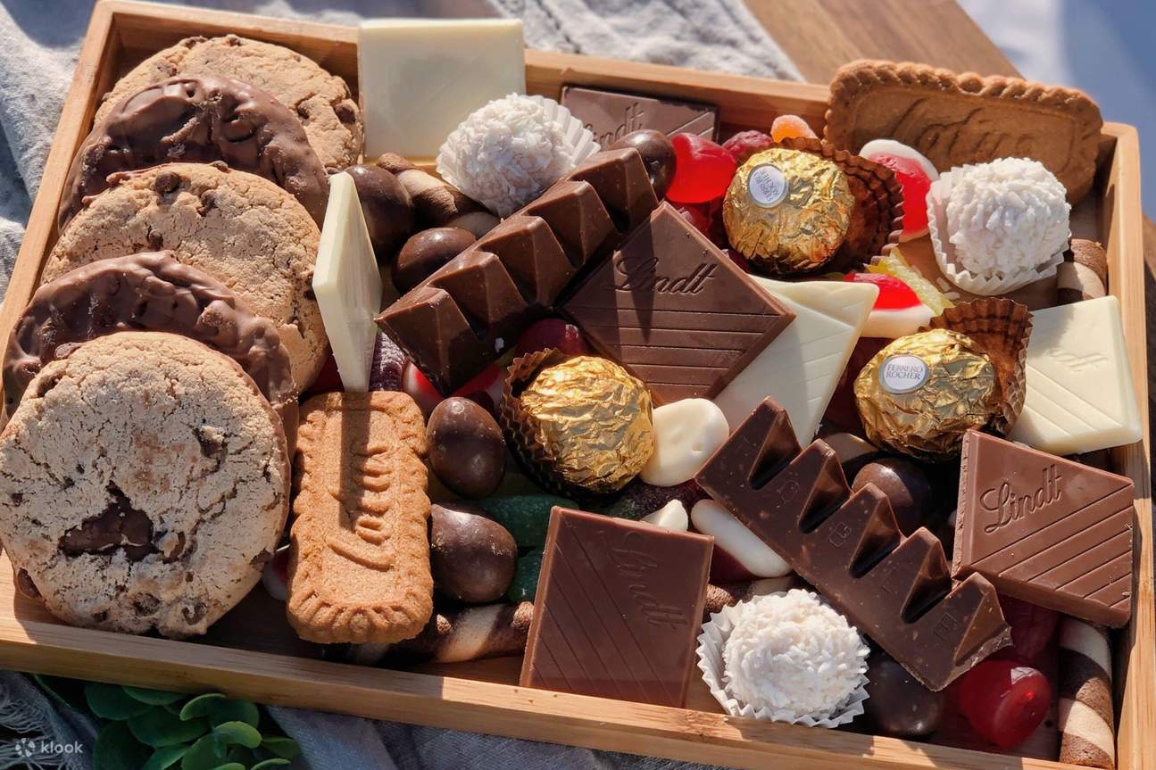 달콤한 글레이저에는 초콜릿, 케이크, 비스킷 등이 포함됩니다.